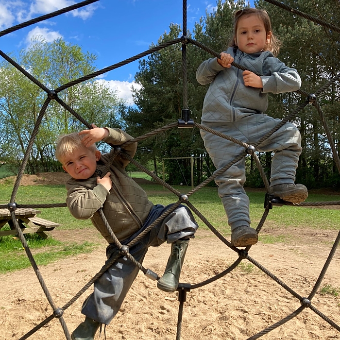 Billede af to børn, der kravler i et net på legepladsen.
